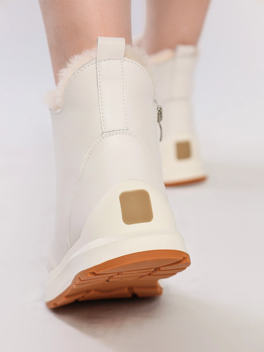 Ботинки белого цвета с оторочкой